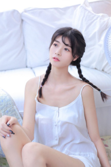 教官趴双腿吸核花蜜水视频